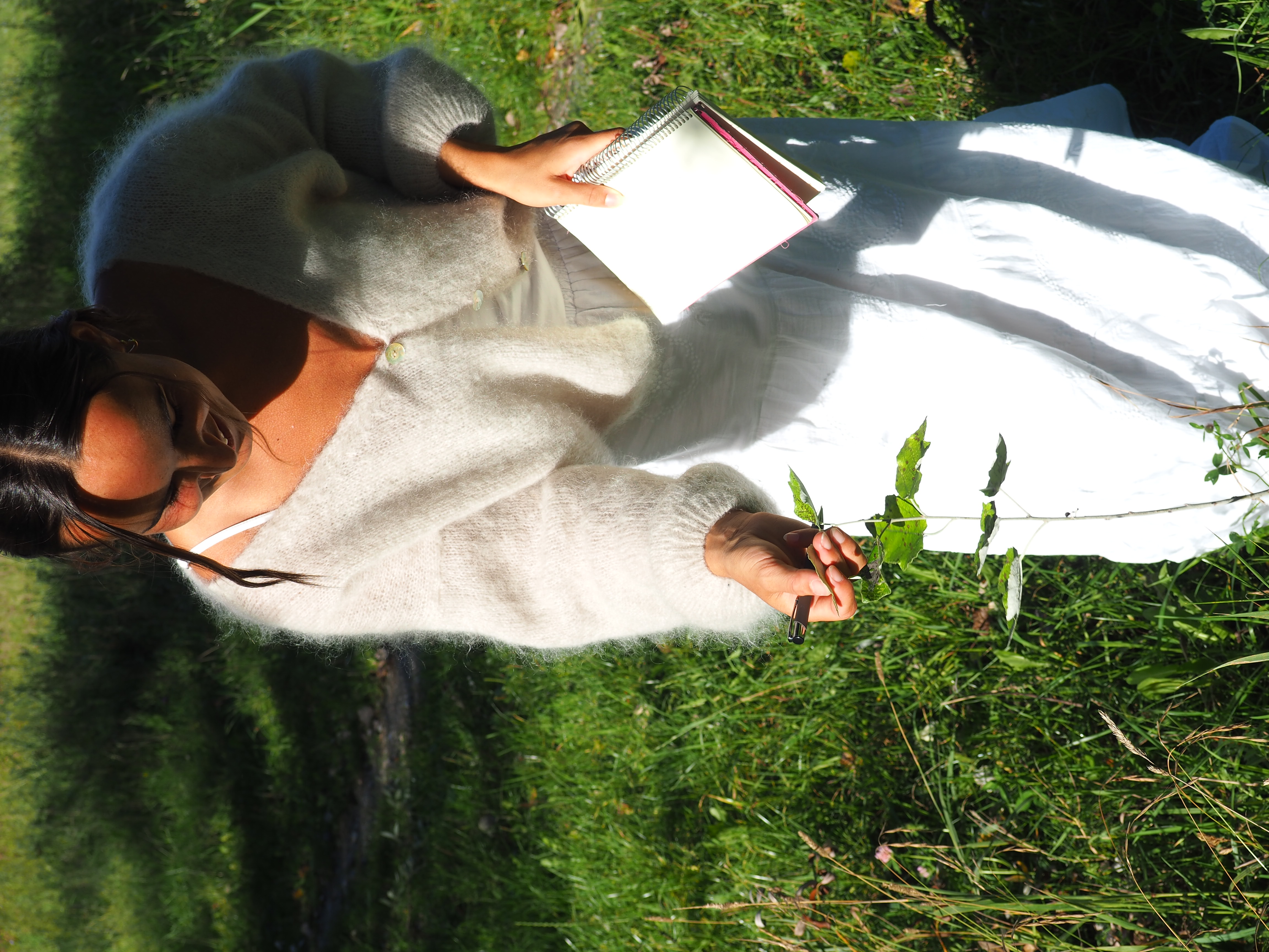 Josephine Voges, Notizbuch in der Hand